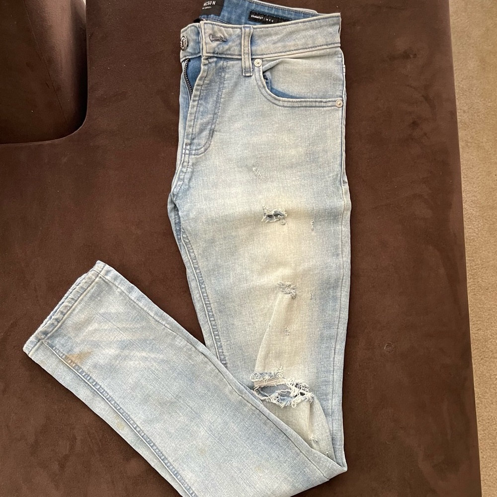 DISTRESSED LIGHT BLUE WASH SKINNY JEANS